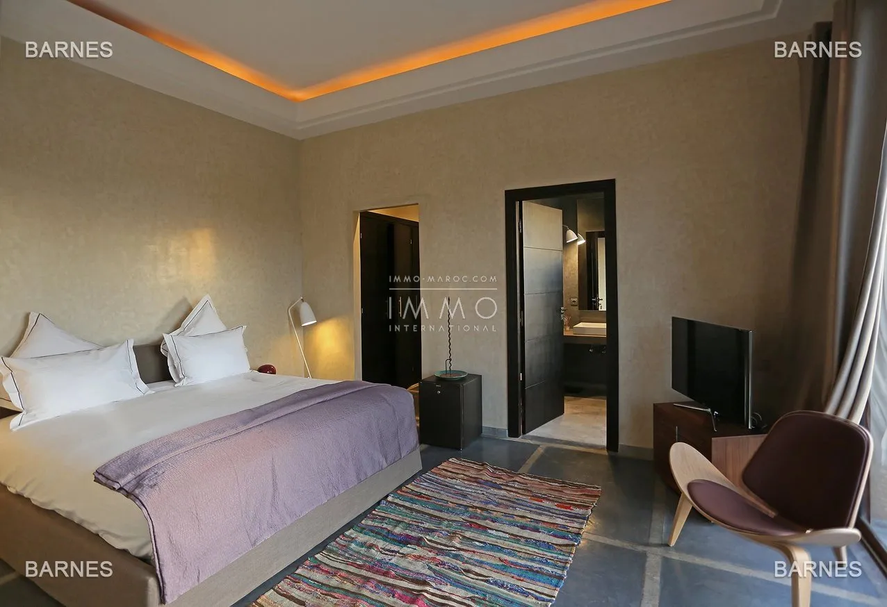 Villa 10 minutes from downtown on a plot of 15 000 m² including 1500 m² of built area ... on the ground floor , entrance hall with arabo -andalusian fountain, guest cloakroom , living room, movie...