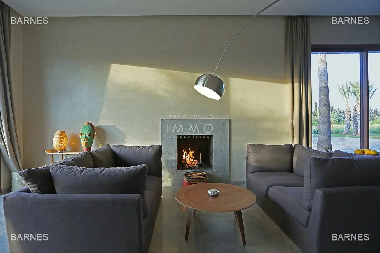 Villa 10 minutes from downtown on a plot of 15 000 m² including 1500 m² of built area ... on the ground floor , entrance hall with arabo -andalusian fountain, guest cloakroom , living room, movie...