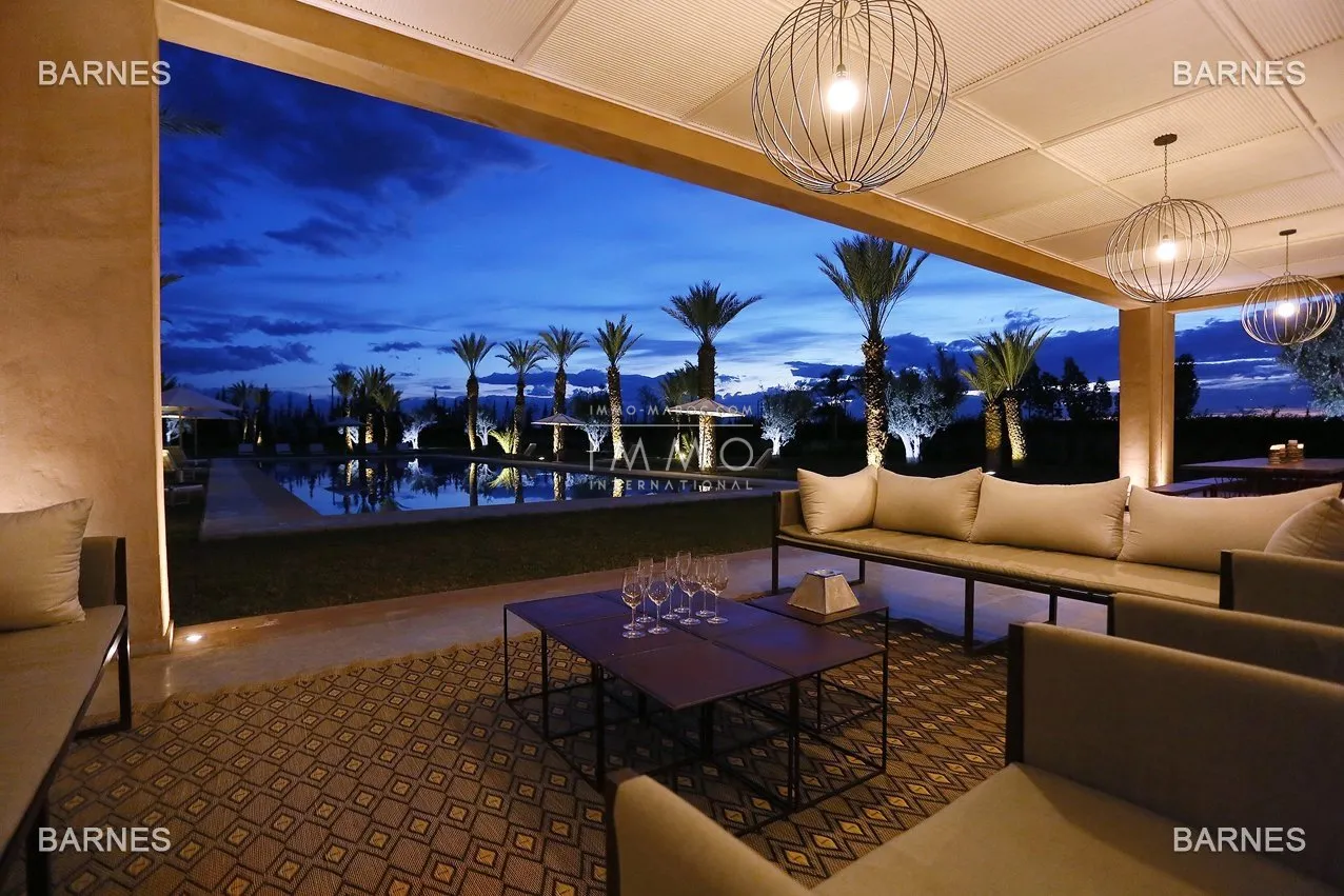 Villa 10 minutes from downtown on a plot of 15 000 m² including 1500 m² of built area ... on the ground floor , entrance hall with arabo -andalusian fountain, guest cloakroom , living room, movie...