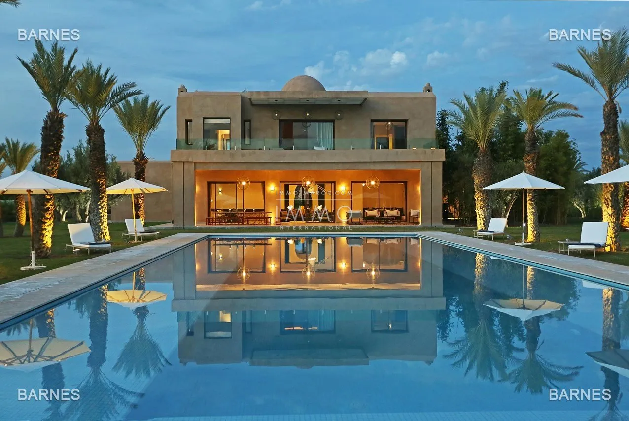 Villa 10 minutes from downtown on a plot of 15 000 m² including 1500 m² of built area ... on the ground floor , entrance hall with arabo -andalusian fountain, guest cloakroom , living room, movie...