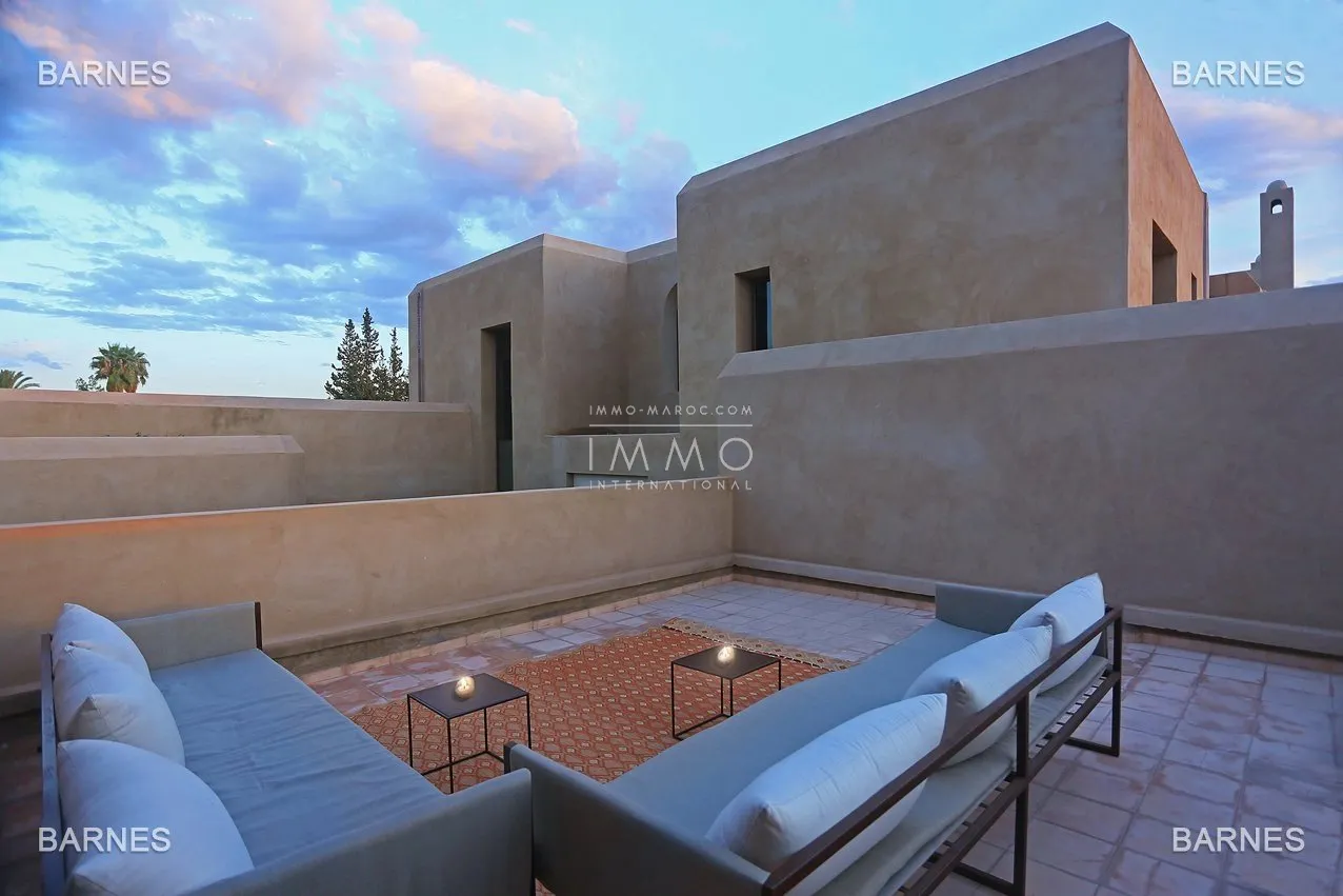 Villa 10 minutes from downtown on a plot of 15 000 m² including 1500 m² of built area ... on the ground floor , entrance hall with arabo -andalusian fountain, guest cloakroom , living room, movie...