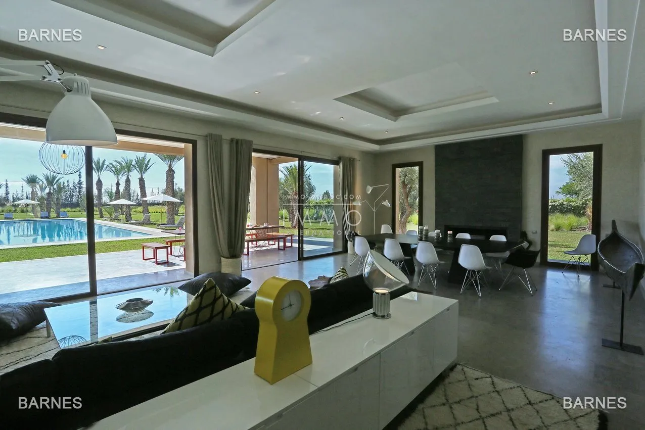 Villa 10 minutes from downtown on a plot of 15 000 m² including 1500 m² of built area ... on the ground floor , entrance hall with arabo -andalusian fountain, guest cloakroom , living room, movie...