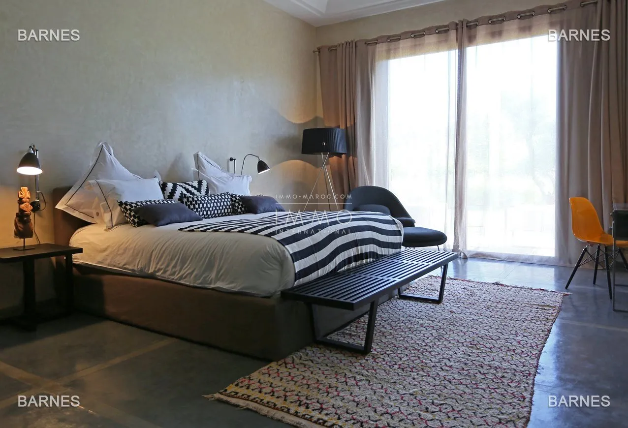 Villa 10 minutes from downtown on a plot of 15 000 m² including 1500 m² of built area ... on the ground floor , entrance hall with arabo -andalusian fountain, guest cloakroom , living room, movie...