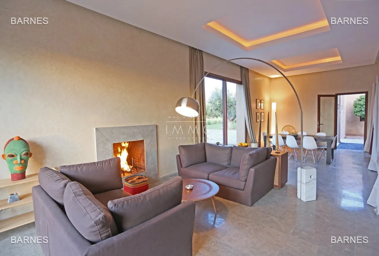 Villa 10 minutes from downtown on a plot of 15 000 m² including 1500 m² of built area ... on the ground floor , entrance hall with arabo -andalusian fountain, guest cloakroom , living room, movie...