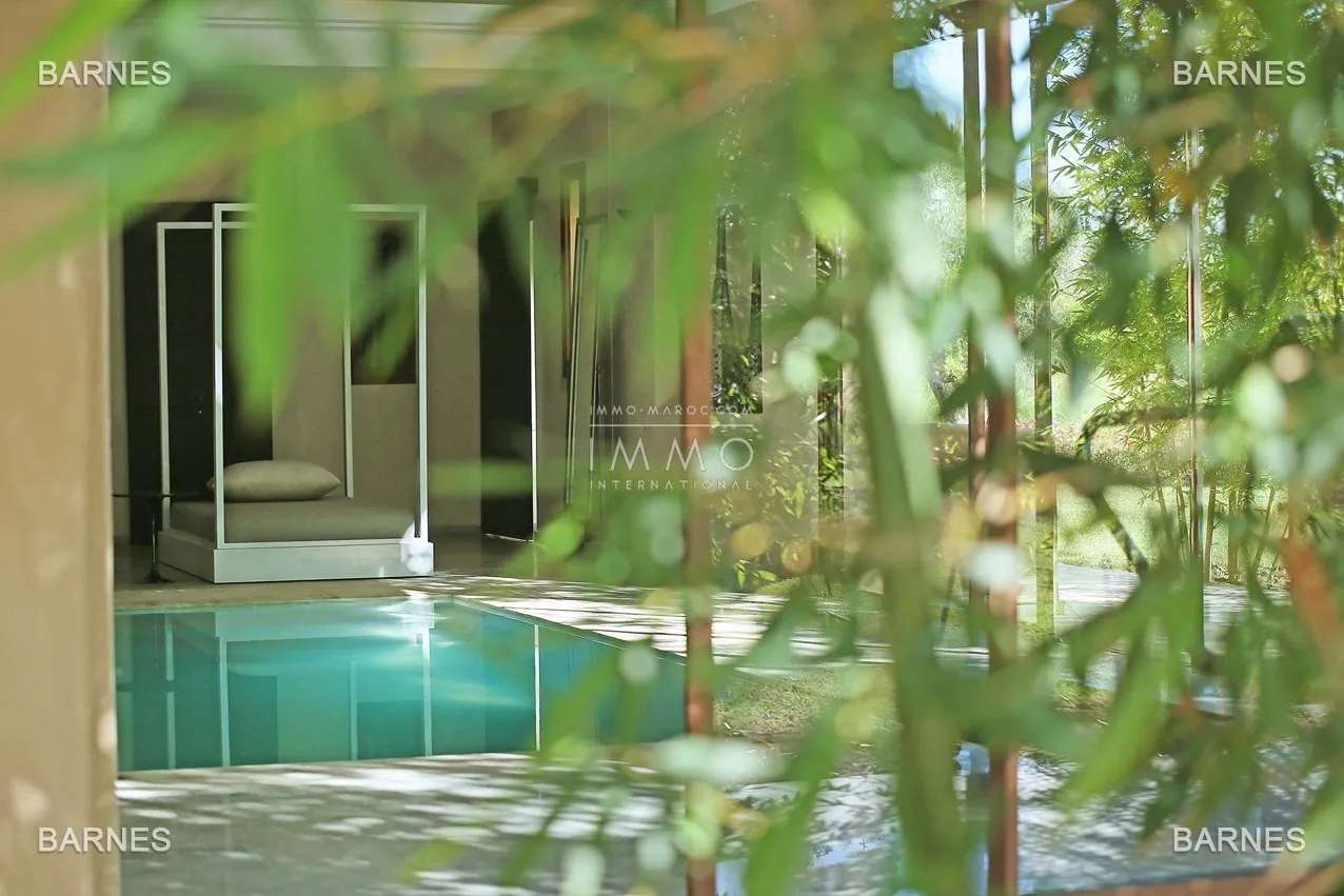 Villa 10 minutes from downtown on a plot of 15 000 m² including 1500 m² of built area ... on the ground floor , entrance hall with arabo -andalusian fountain, guest cloakroom , living room, movie...