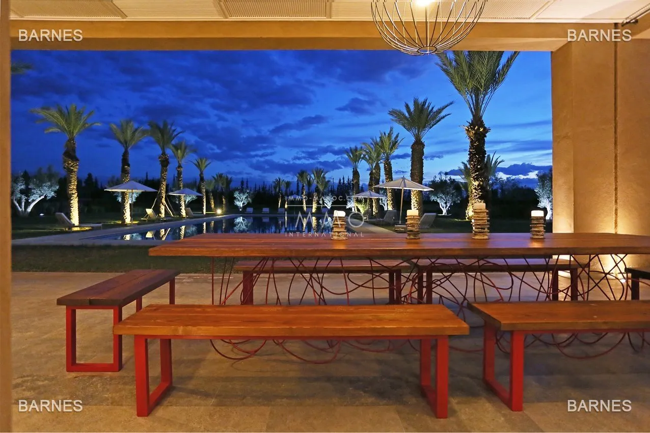 Villa 10 minutes from downtown on a plot of 15 000 m² including 1500 m² of built area ... on the ground floor , entrance hall with arabo -andalusian fountain, guest cloakroom , living room, movie...