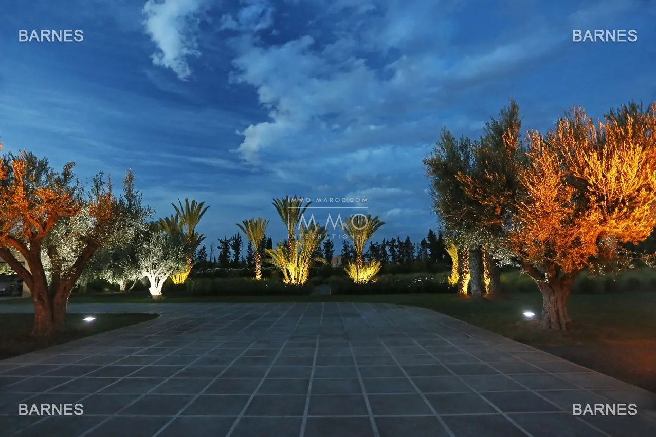 Villa 10 minutes from downtown on a plot of 15 000 m² including 1500 m² of built area ... on the ground floor , entrance hall with arabo -andalusian fountain, guest cloakroom , living room, movie...