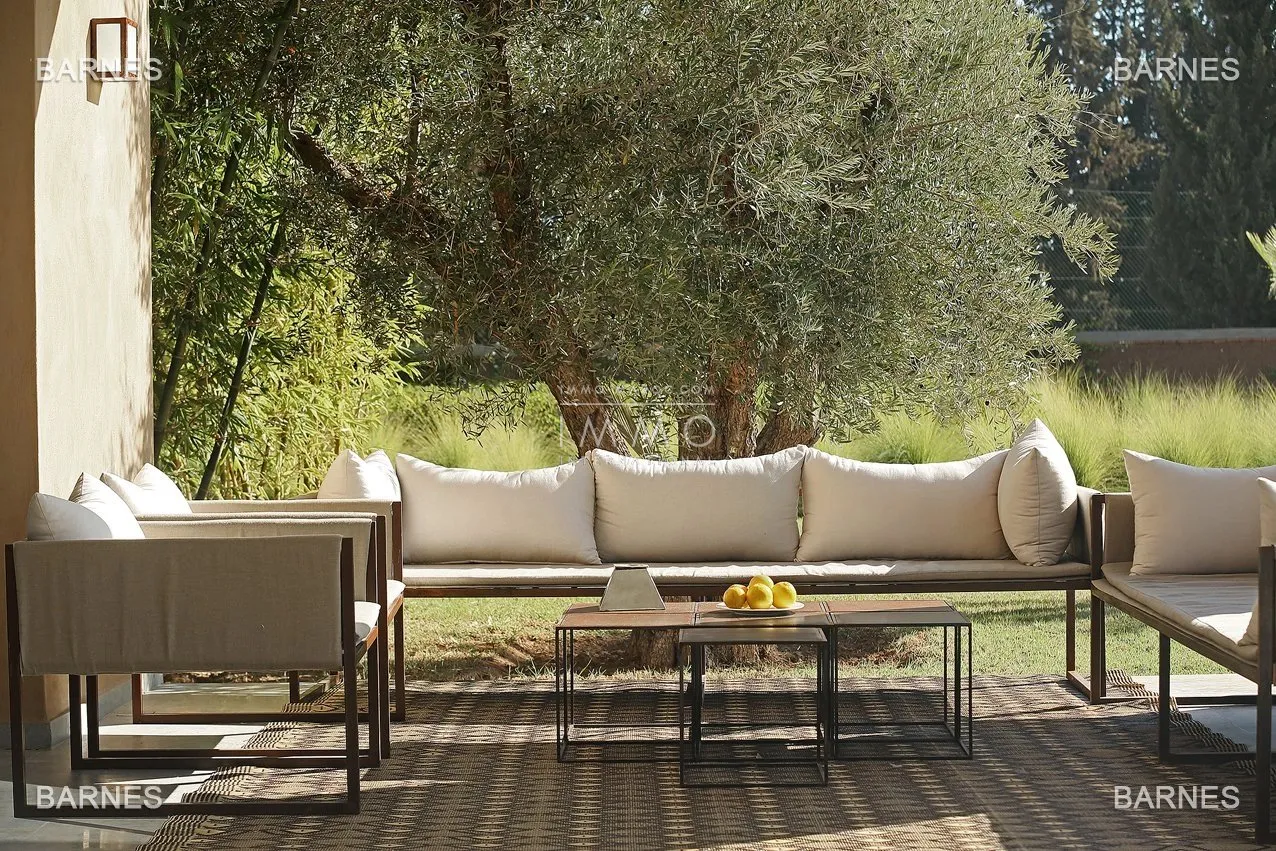 Villa 10 minutes from downtown on a plot of 15 000 m² including 1500 m² of built area ... on the ground floor , entrance hall with arabo -andalusian fountain, guest cloakroom , living room, movie...