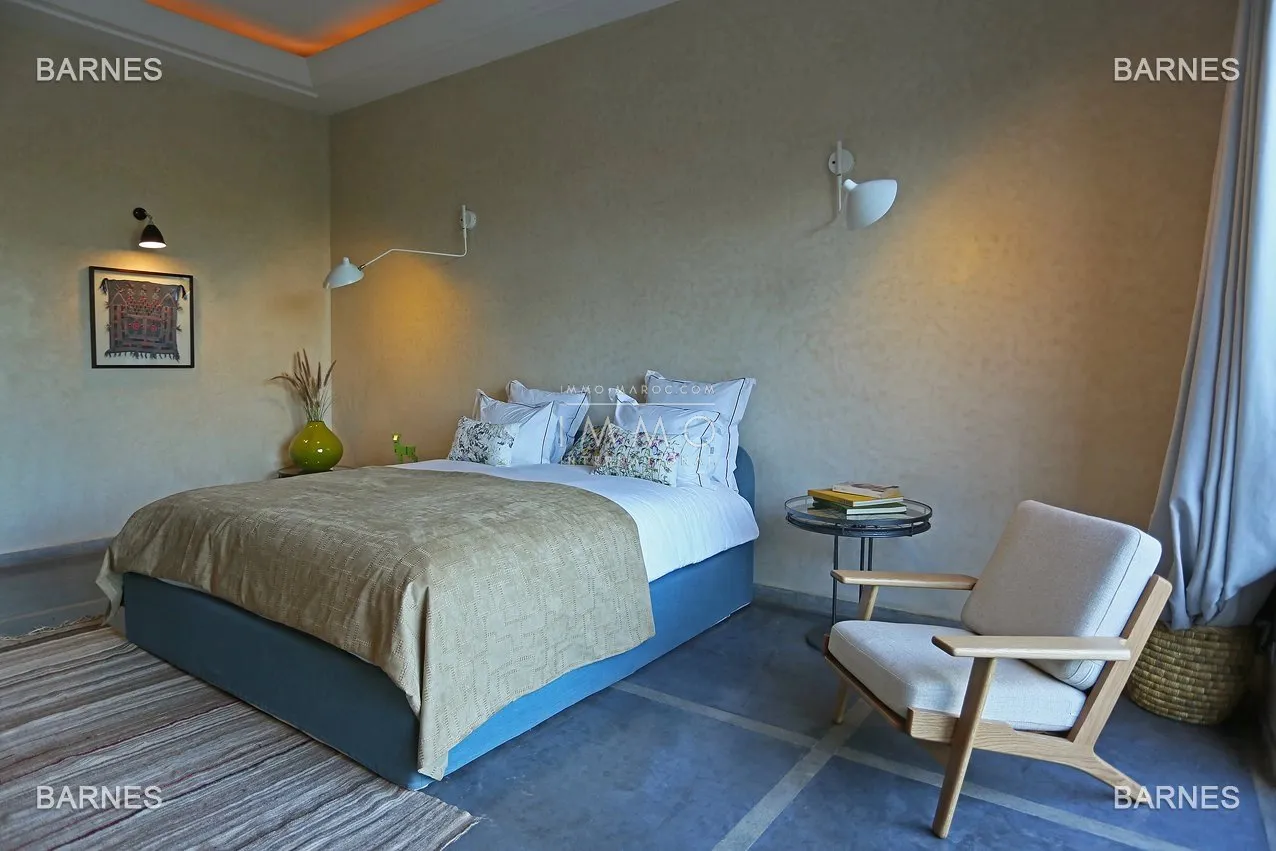 Villa 10 minutes from downtown on a plot of 15 000 m² including 1500 m² of built area ... on the ground floor , entrance hall with arabo -andalusian fountain, guest cloakroom , living room, movie...