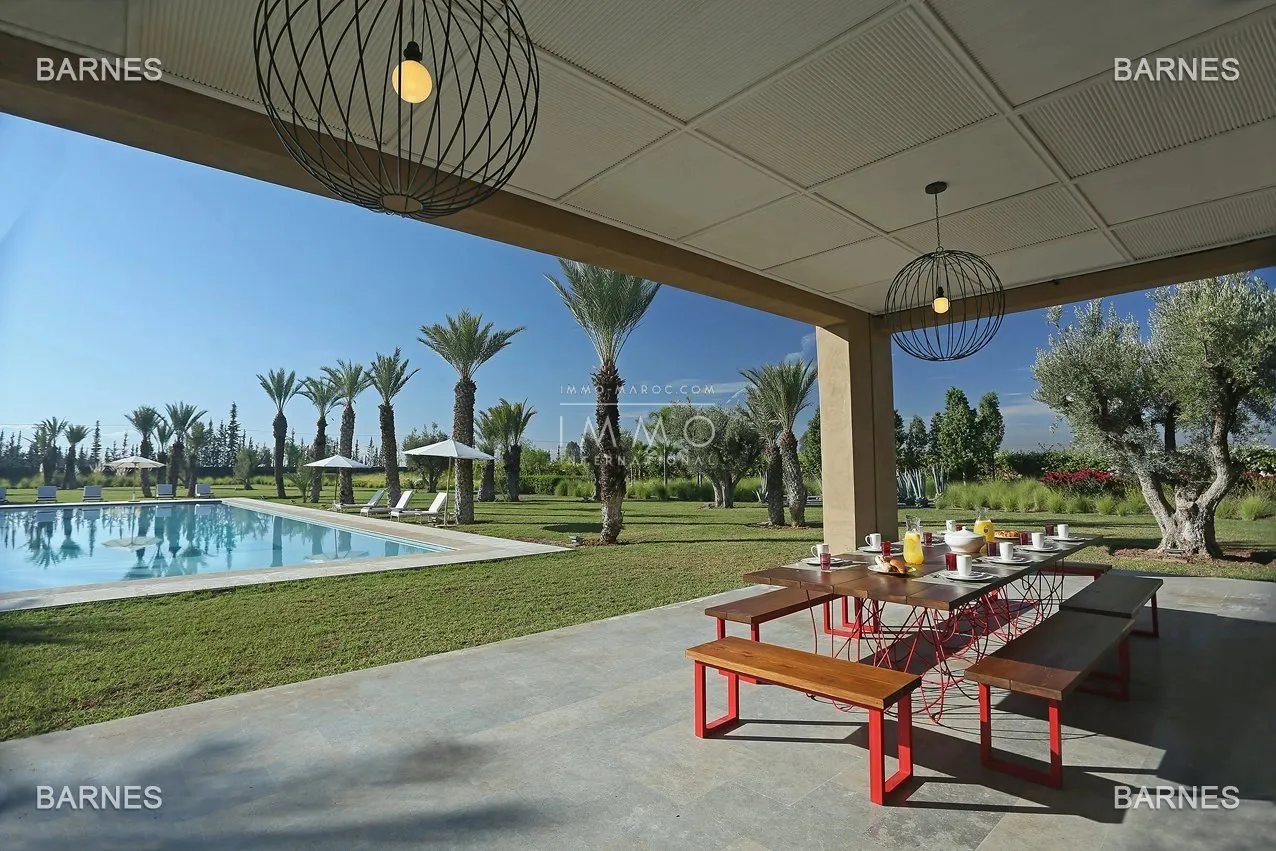 Villa 10 minutes from downtown on a plot of 15 000 m² including 1500 m² of built area ... on the ground floor , entrance hall with arabo -andalusian fountain, guest cloakroom , living room, movie...