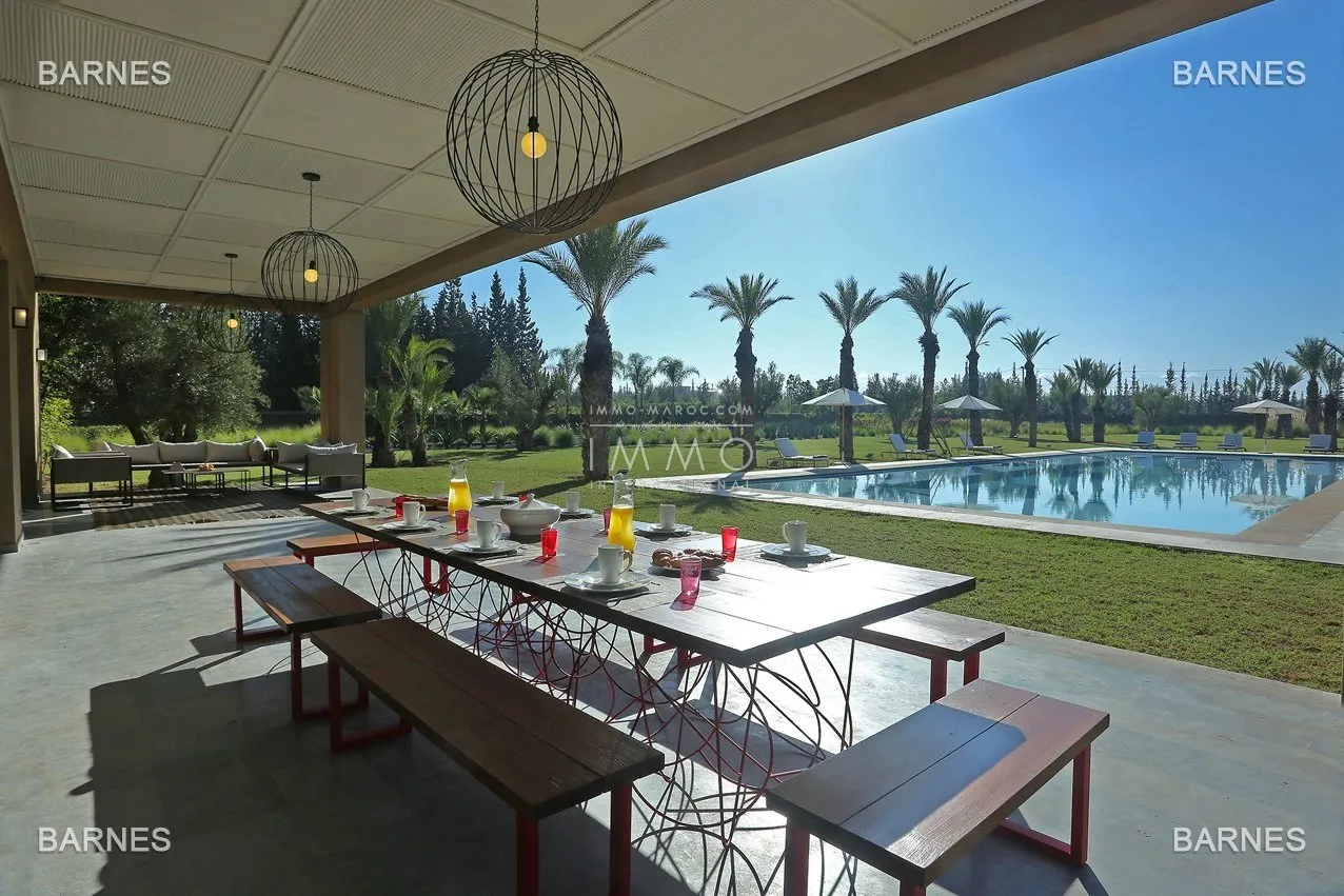 Villa 10 minutes from downtown on a plot of 15 000 m² including 1500 m² of built area ... on the ground floor , entrance hall with arabo -andalusian fountain, guest cloakroom , living room, movie...