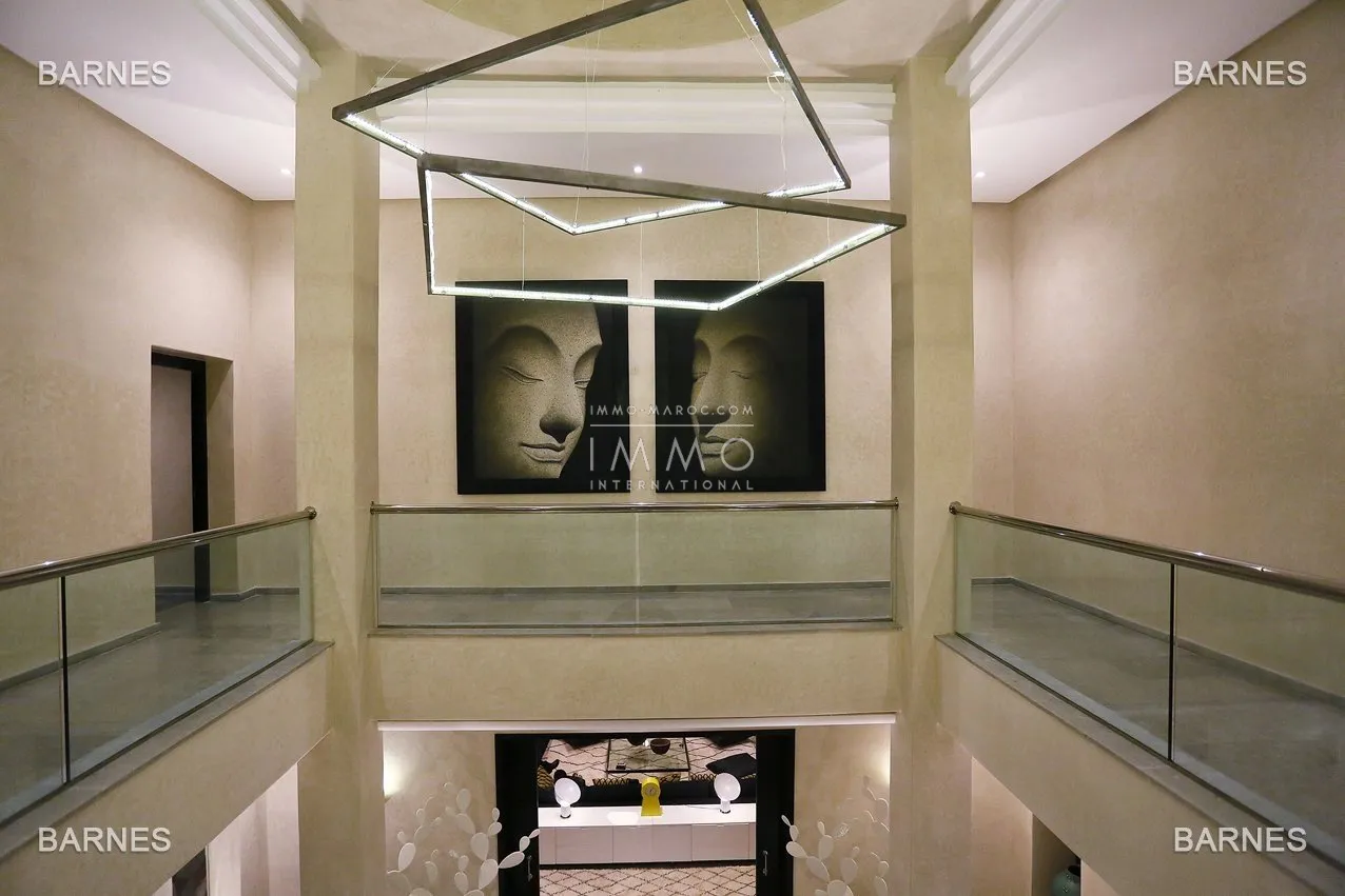 Villa 10 minutes from downtown on a plot of 15 000 m² including 1500 m² of built area ... on the ground floor , entrance hall with arabo -andalusian fountain, guest cloakroom , living room, movie...