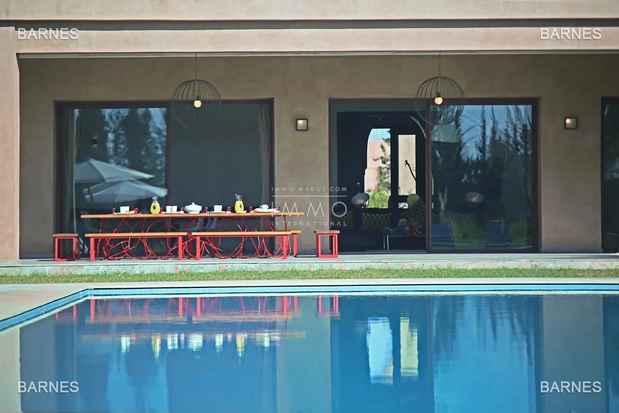 Villa 10 minutes from downtown on a plot of 15 000 m² including 1500 m² of built area ... on the ground floor , entrance hall with arabo -andalusian fountain, guest cloakroom , living room, movie...