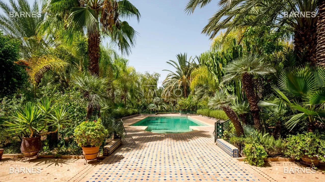 Beautiful property has the palm grove circuit , real opportunity in terms of value. 6 bedrooms a hectare of land in the beautiful palm grove , nice pool . noble materials marble , cedar woodwork ...