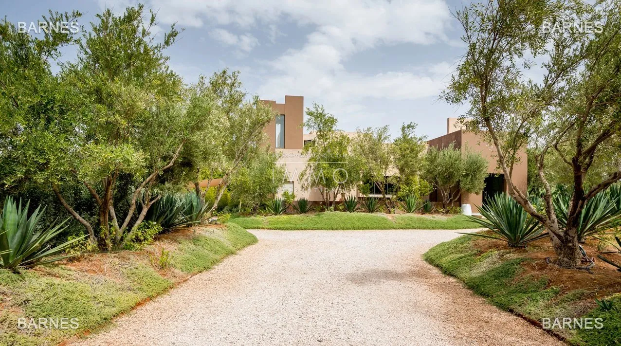 Beautiful property has the palm grove circuit , real opportunity in terms of value. 6 bedrooms a hectare of land in the beautiful palm grove , nice pool . noble materials marble , cedar woodwork ...