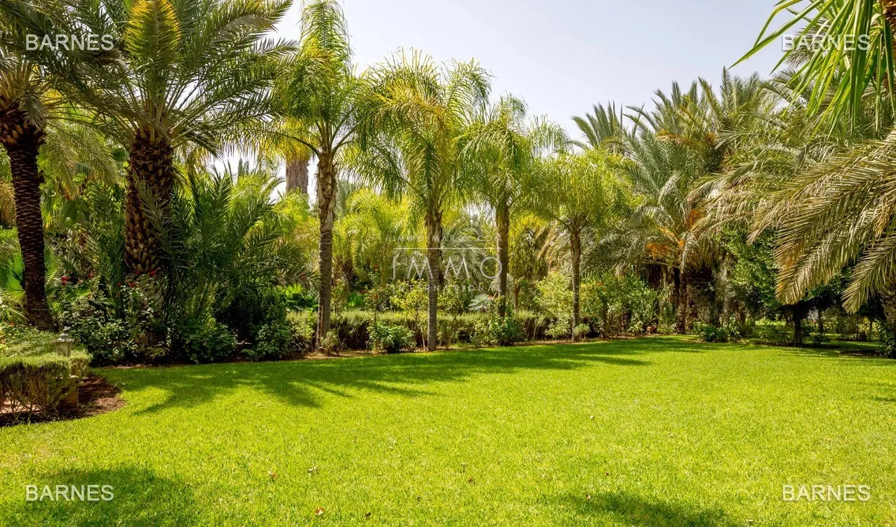 Beautiful property has the palm grove circuit , real opportunity in terms of value. 6 bedrooms a hectare of land in the beautiful palm grove , nice pool . noble materials marble , cedar woodwork ...