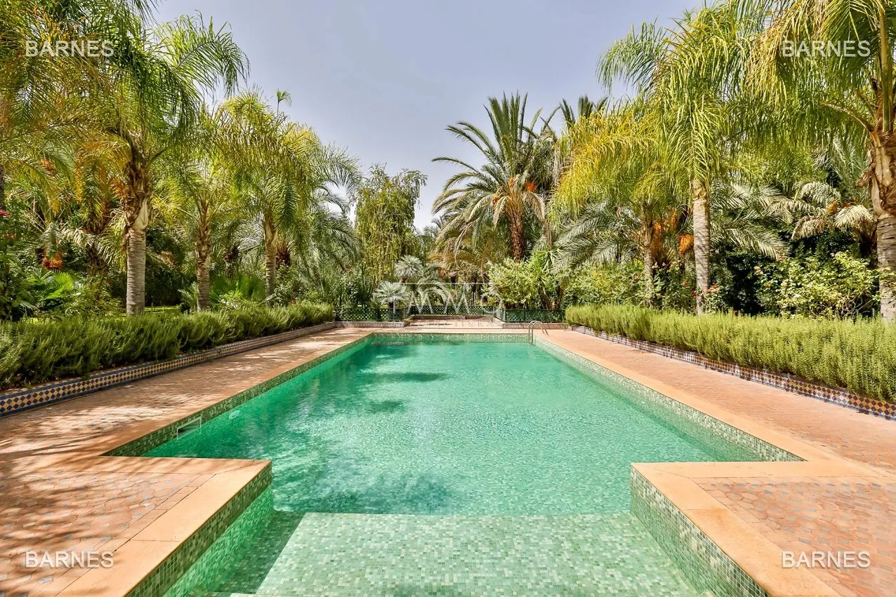 Beautiful property has the palm grove circuit , real opportunity in terms of value. 6 bedrooms a hectare of land in the beautiful palm grove , nice pool . noble materials marble , cedar woodwork ...