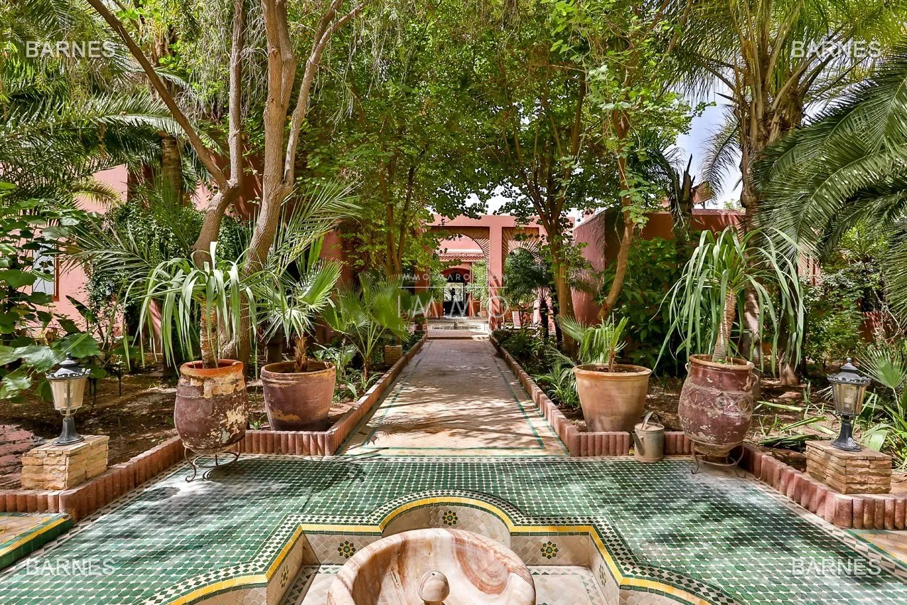 Beautiful property has the palm grove circuit , real opportunity in terms of value. 6 bedrooms a hectare of land in the beautiful palm grove , nice pool . noble materials marble , cedar woodwork ...