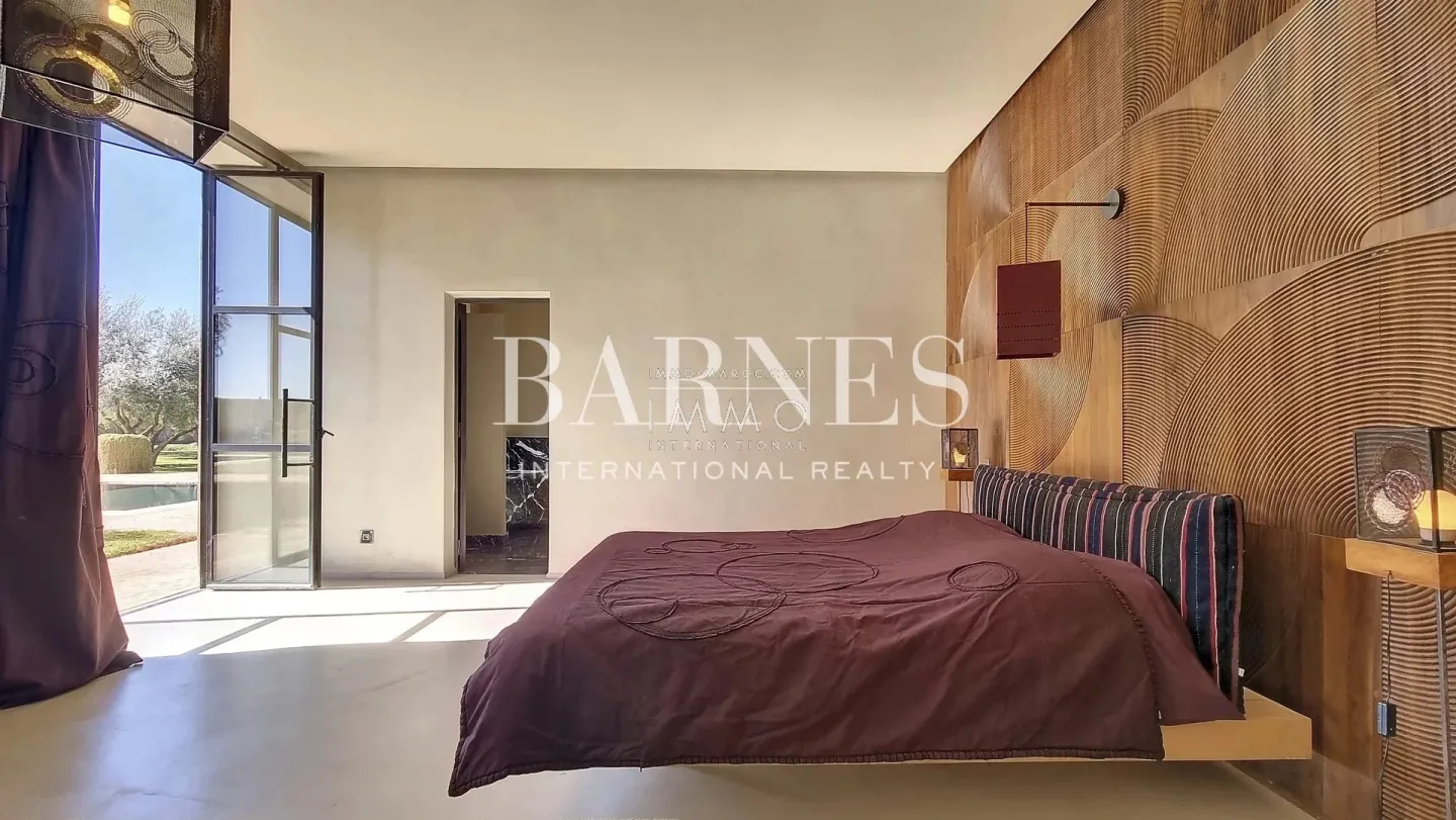 Superb villa of contemporary style that combines chic and warm spirit of the beautiful family houses and moroccan architectural traditions in palm grove circuit