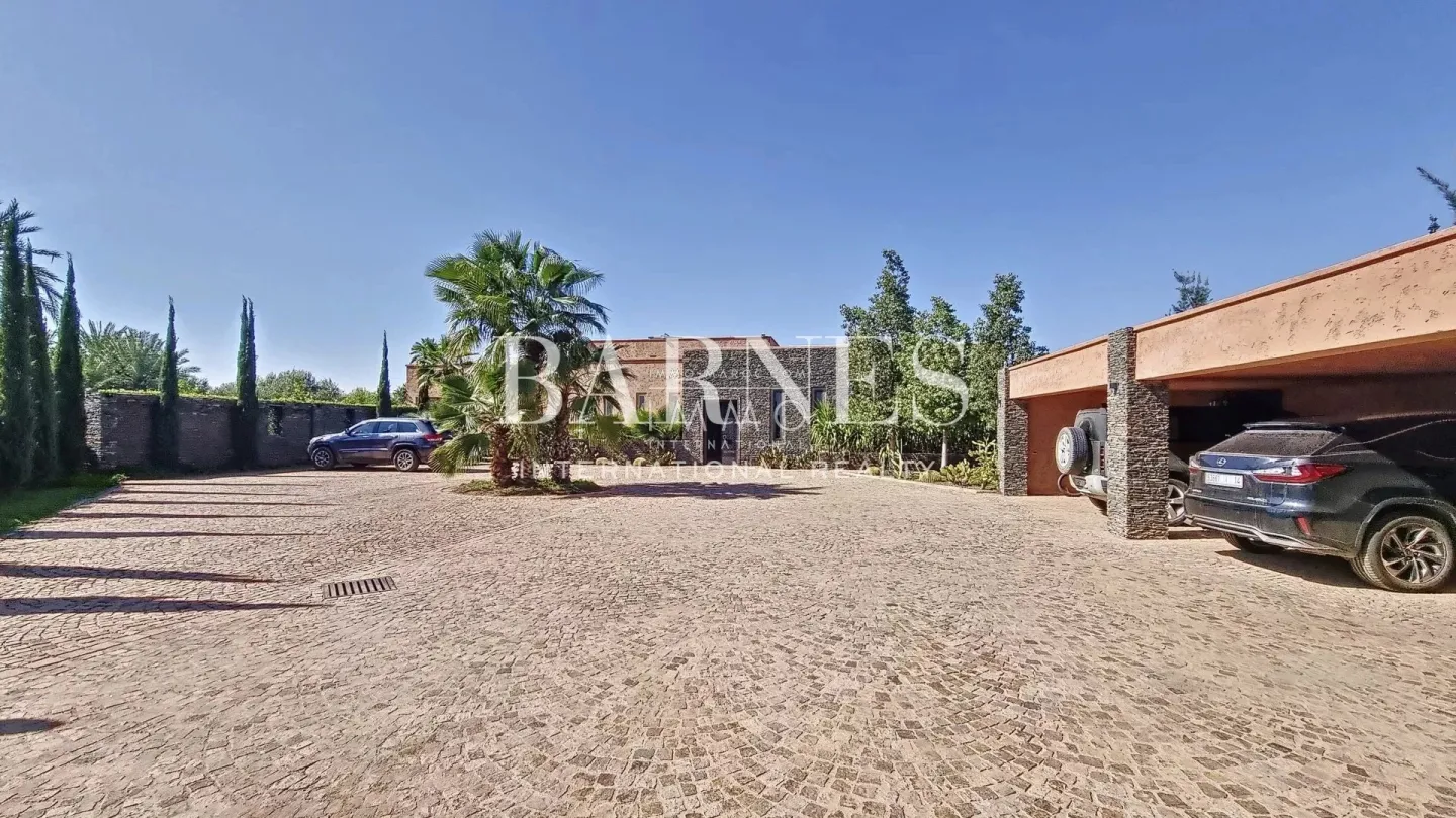 Superb villa of contemporary style that combines chic and warm spirit of the beautiful family houses and moroccan architectural traditions in palm grove circuit