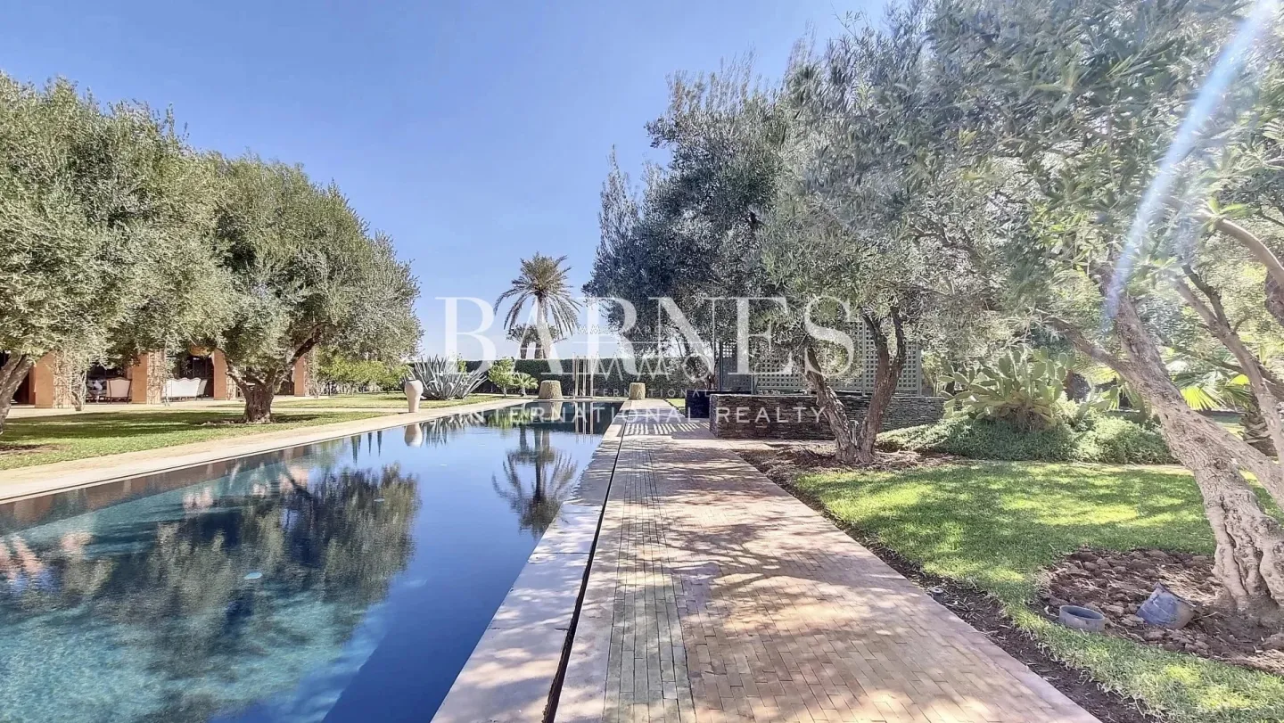 Superb villa of contemporary style that combines chic and warm spirit of the beautiful family houses and moroccan architectural traditions in palm grove circuit