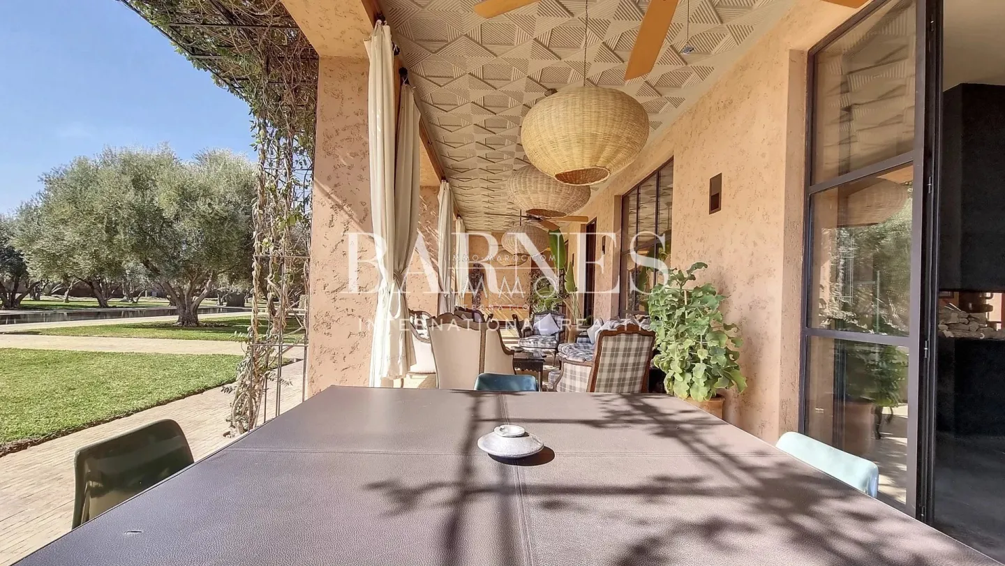 Superb villa of contemporary style that combines chic and warm spirit of the beautiful family houses and moroccan architectural traditions in palm grove circuit