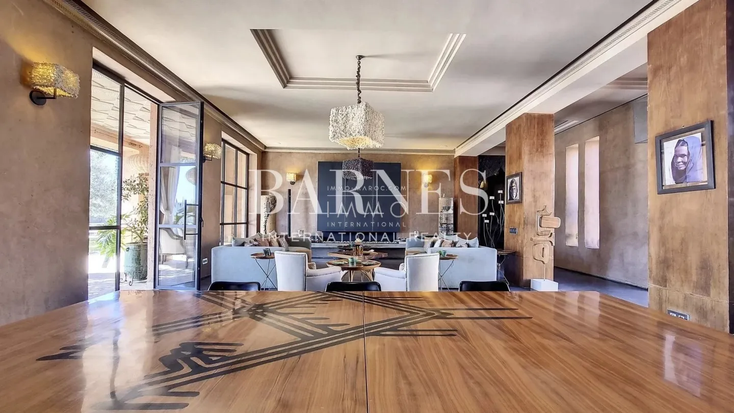 Superb villa of contemporary style that combines chic and warm spirit of the beautiful family houses and moroccan architectural traditions in palm grove circuit