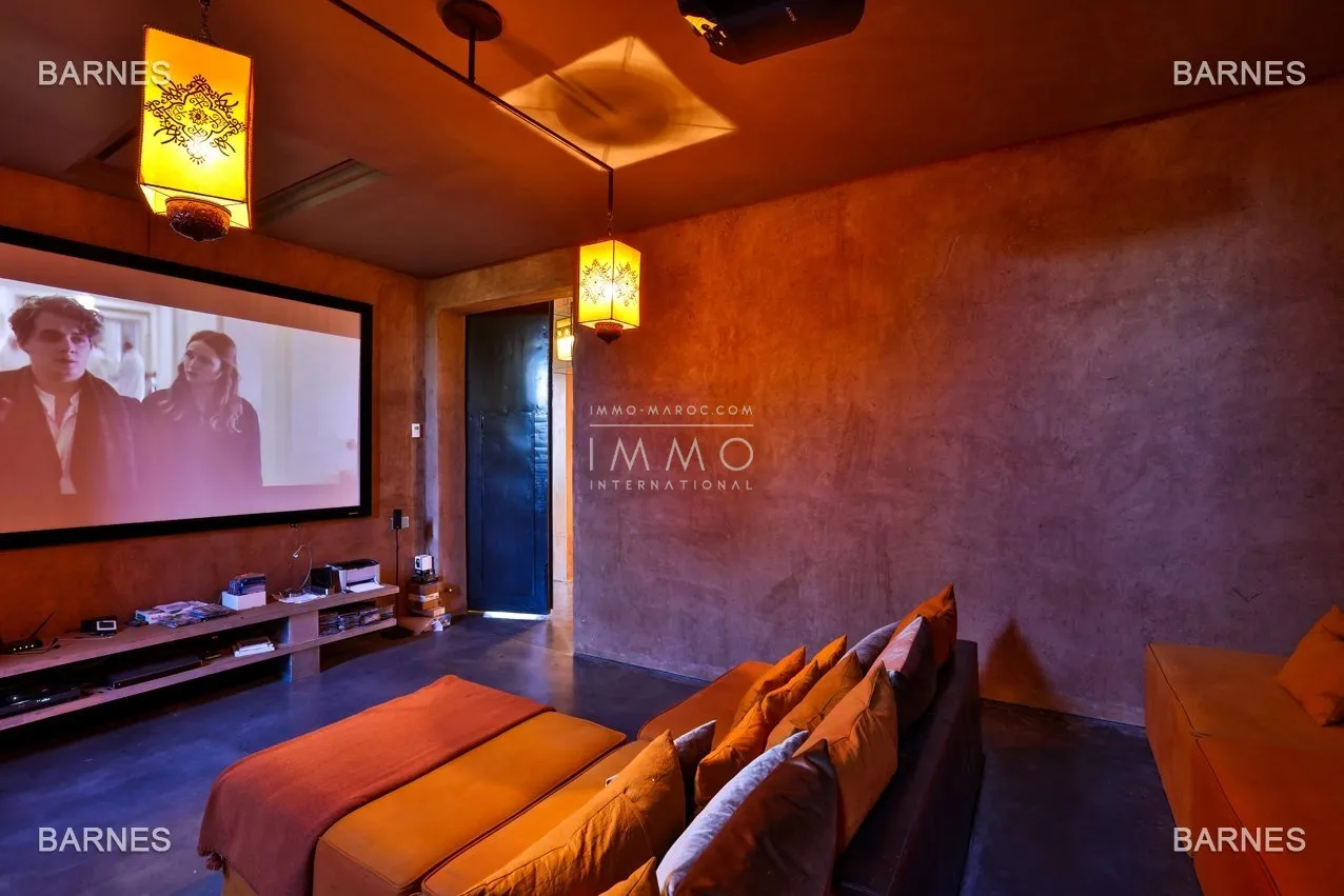 Superb villa of contemporary style that combines chic and warm spirit of the beautiful family houses and moroccan architectural traditions in palm grove circuit