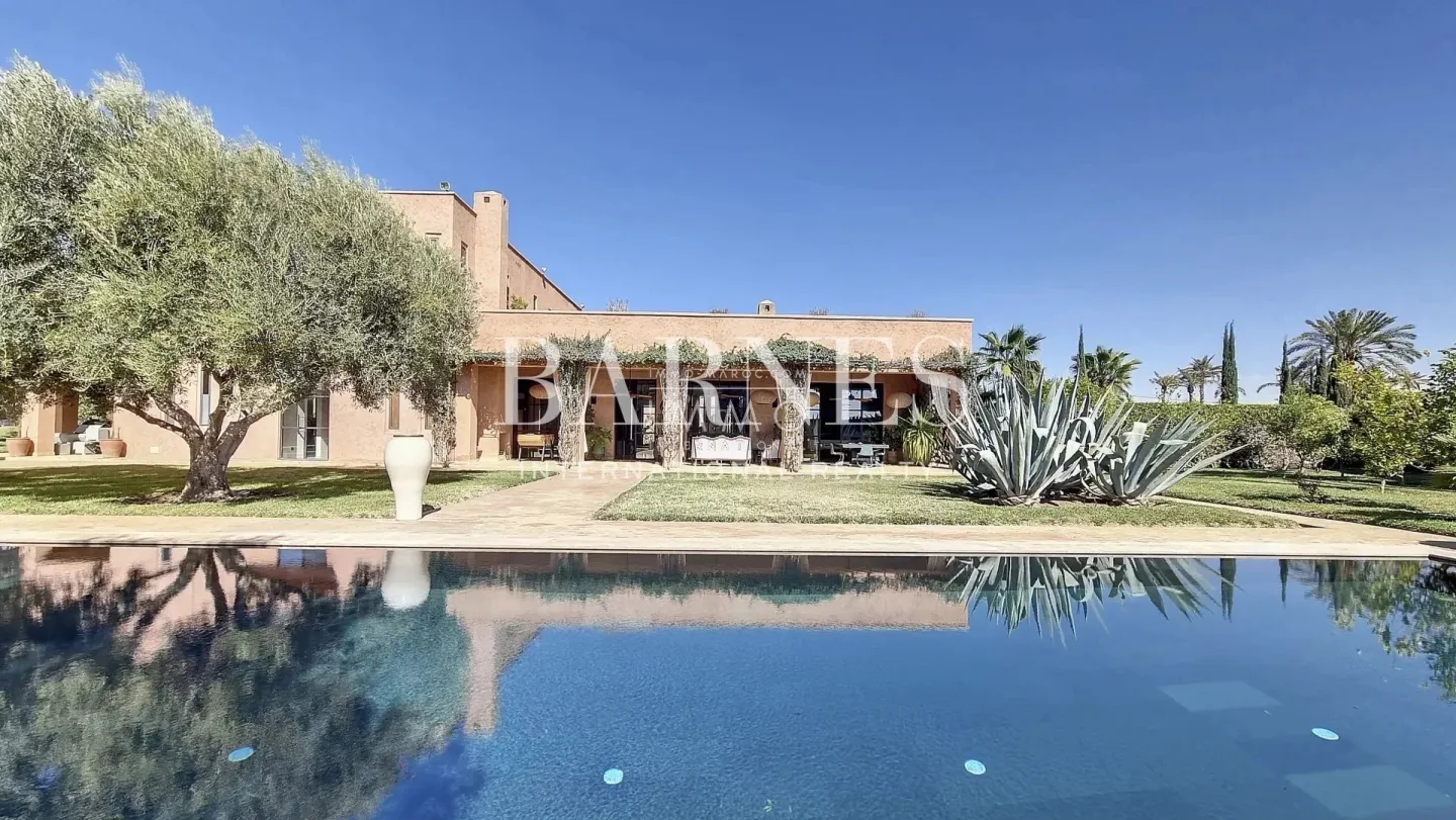 Superb villa of contemporary style that combines chic and warm spirit of the beautiful family houses and moroccan architectural traditions in palm grove circuit
