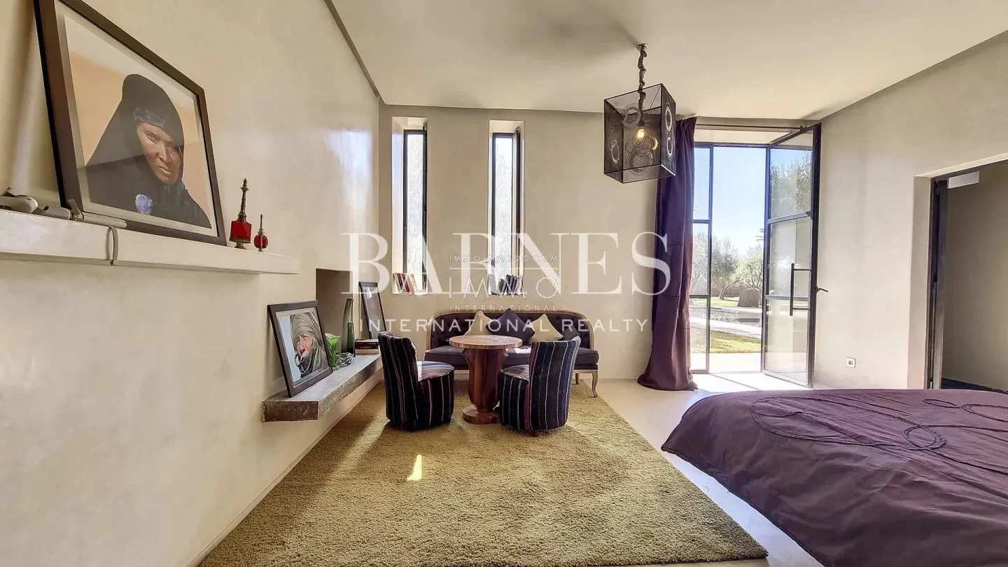 Superb villa of contemporary style that combines chic and warm spirit of the beautiful family houses and moroccan architectural traditions in palm grove circuit