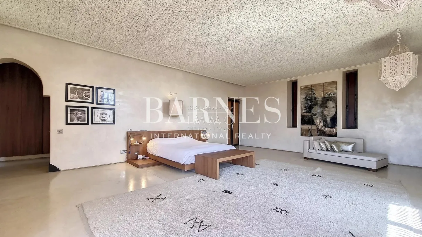 Superb villa of contemporary style that combines chic and warm spirit of the beautiful family houses and moroccan architectural traditions in palm grove circuit