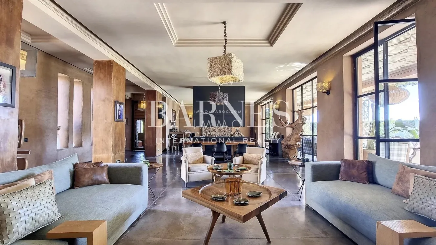 Superb villa of contemporary style that combines chic and warm spirit of the beautiful family houses and moroccan architectural traditions in palm grove circuit