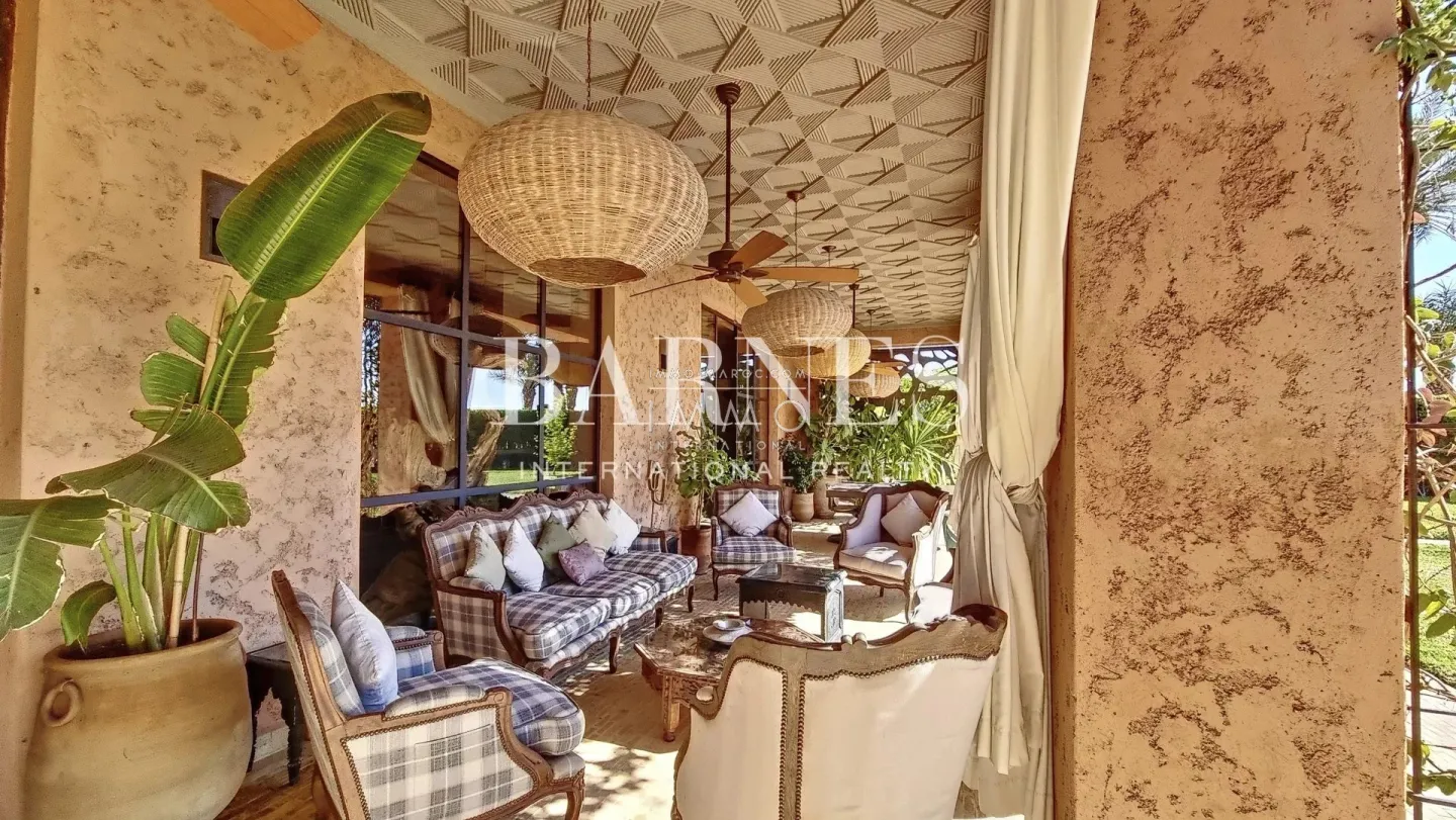 Superb villa of contemporary style that combines chic and warm spirit of the beautiful family houses and moroccan architectural traditions in palm grove circuit