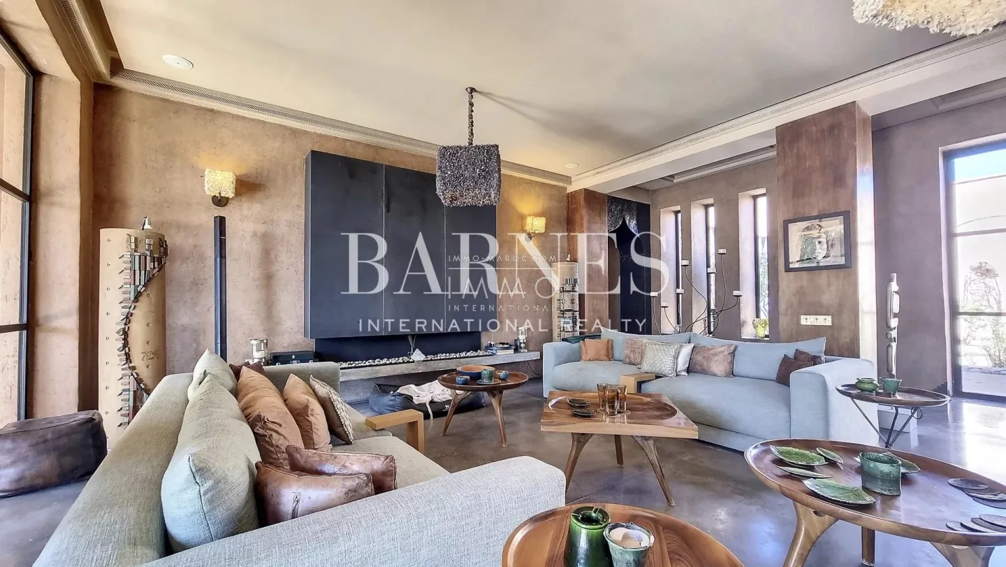 Superb villa of contemporary style that combines chic and warm spirit of the beautiful family houses and moroccan architectural traditions in palm grove circuit