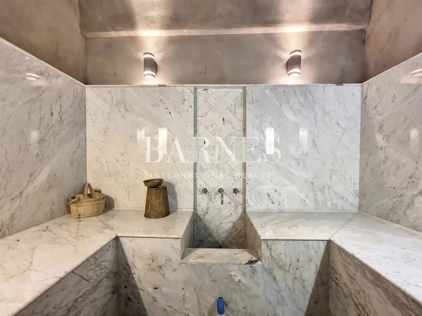 Superb villa of contemporary style that combines chic and warm spirit of the beautiful family houses and moroccan architectural traditions in palm grove circuit