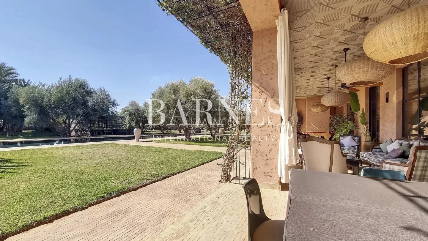 Superb villa of contemporary style that combines chic and warm spirit of the beautiful family houses and moroccan architectural traditions in palm grove circuit