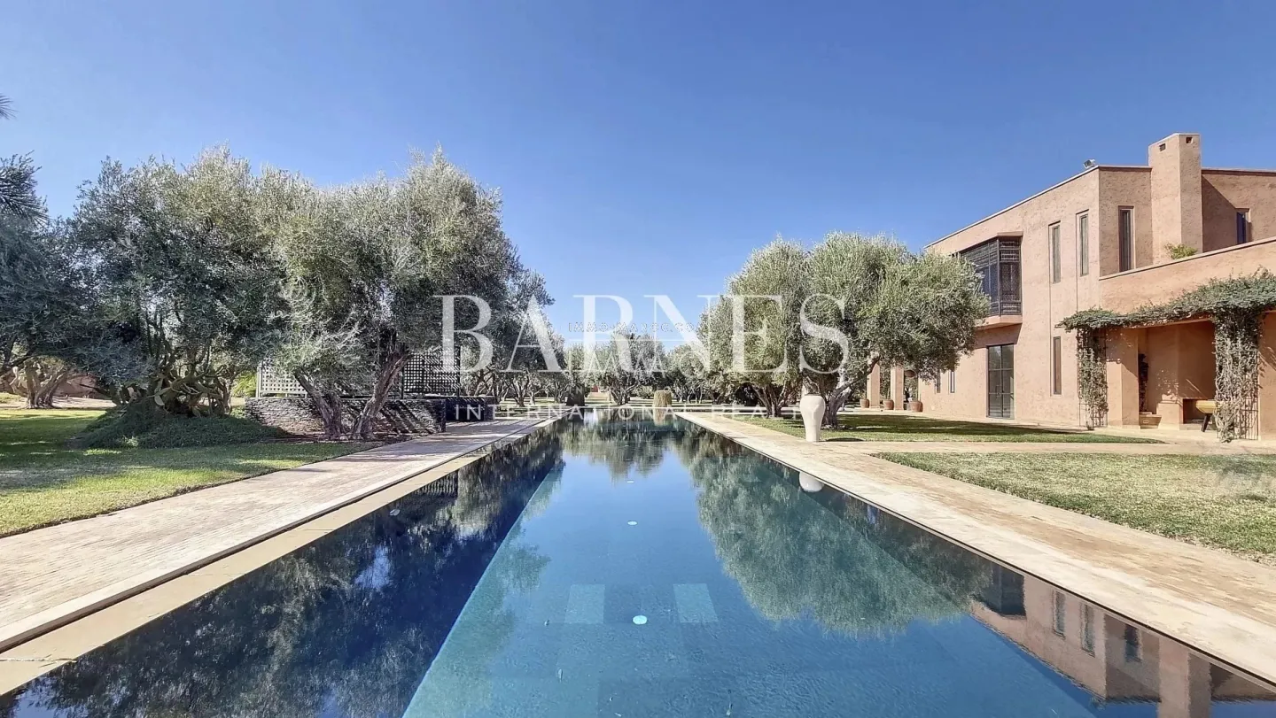 Superb villa of contemporary style that combines chic and warm spirit of the beautiful family houses and moroccan architectural traditions in palm grove circuit