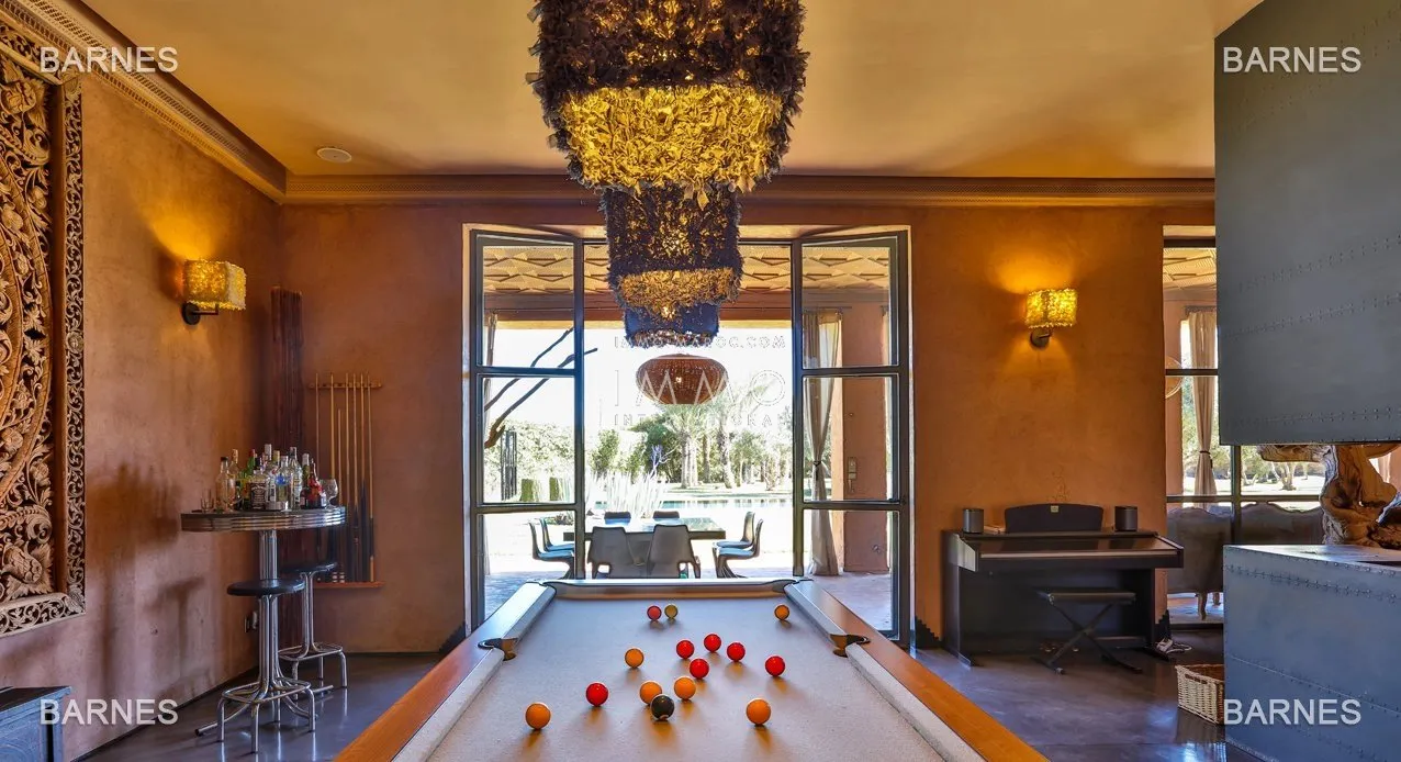 Superb villa of contemporary style that combines chic and warm spirit of the beautiful family houses and moroccan architectural traditions in palm grove circuit