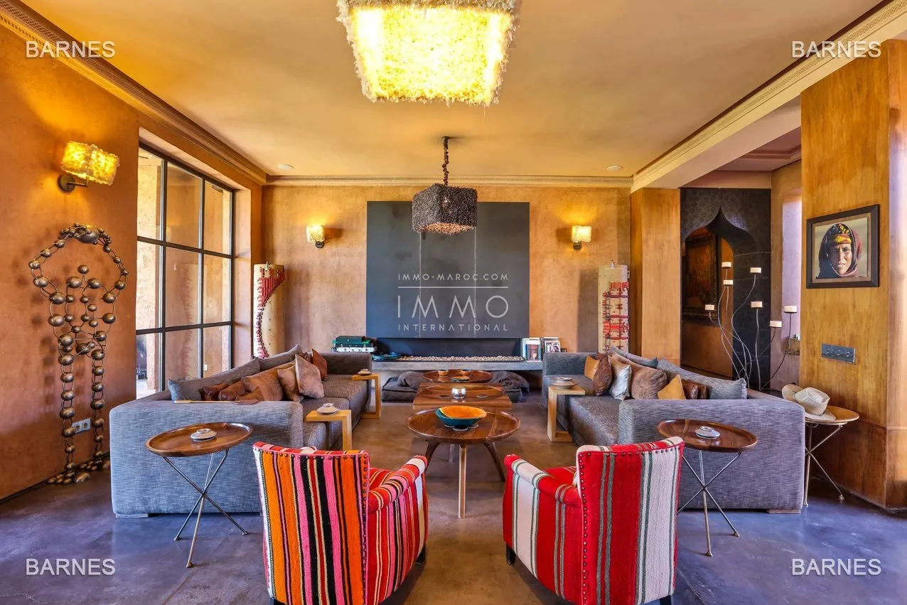 Superb villa of contemporary style that combines chic and warm spirit of the beautiful family houses and moroccan architectural traditions in palm grove circuit