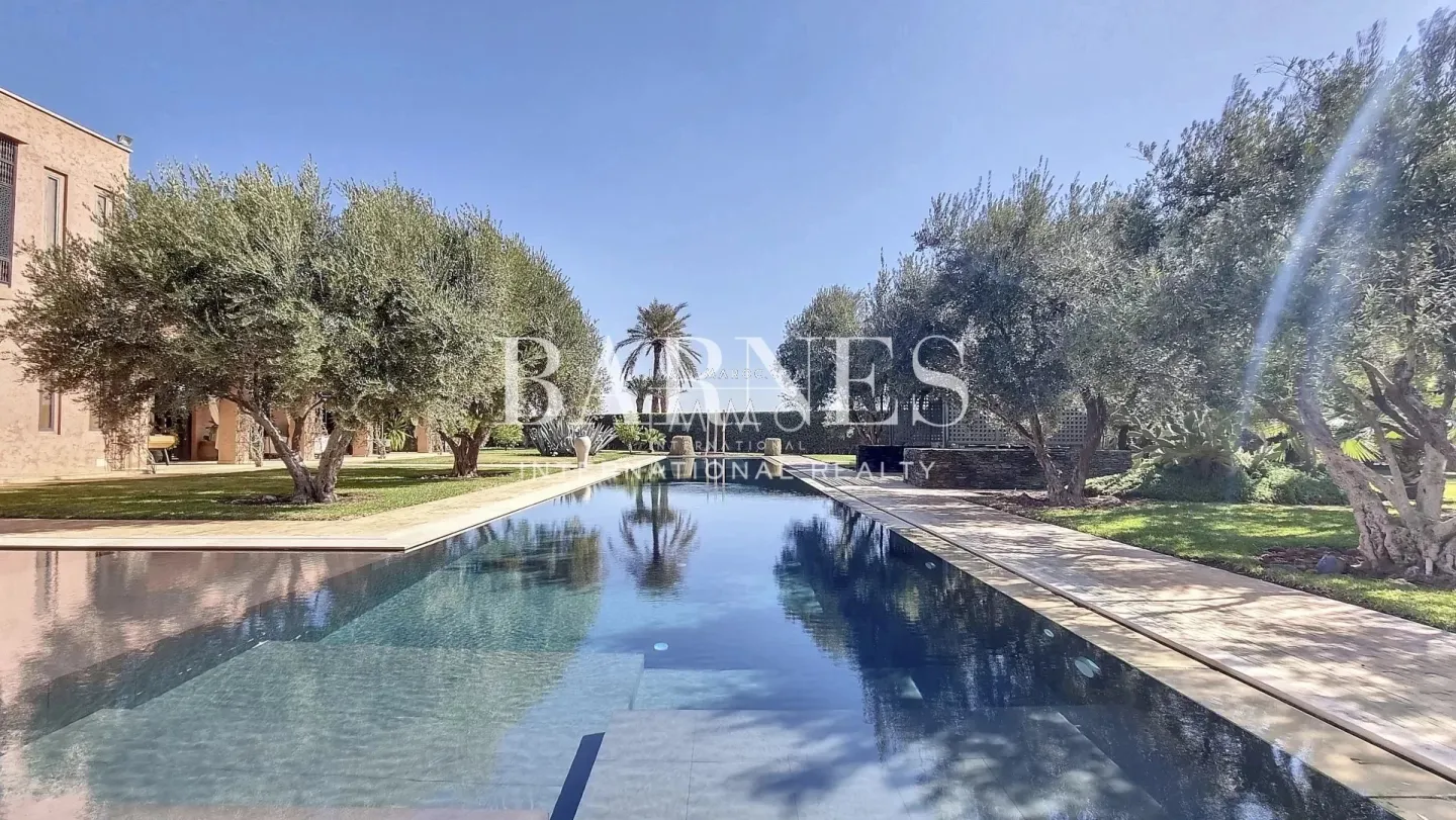 Superb villa of contemporary style that combines chic and warm spirit of the beautiful family houses and moroccan architectural traditions in palm grove circuit