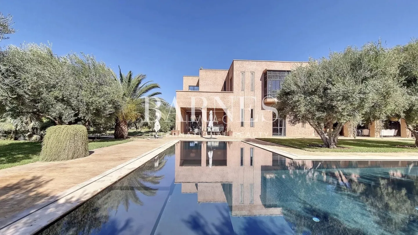 Superb villa of contemporary style that combines chic and warm spirit of the beautiful family houses and moroccan architectural traditions in palm grove circuit