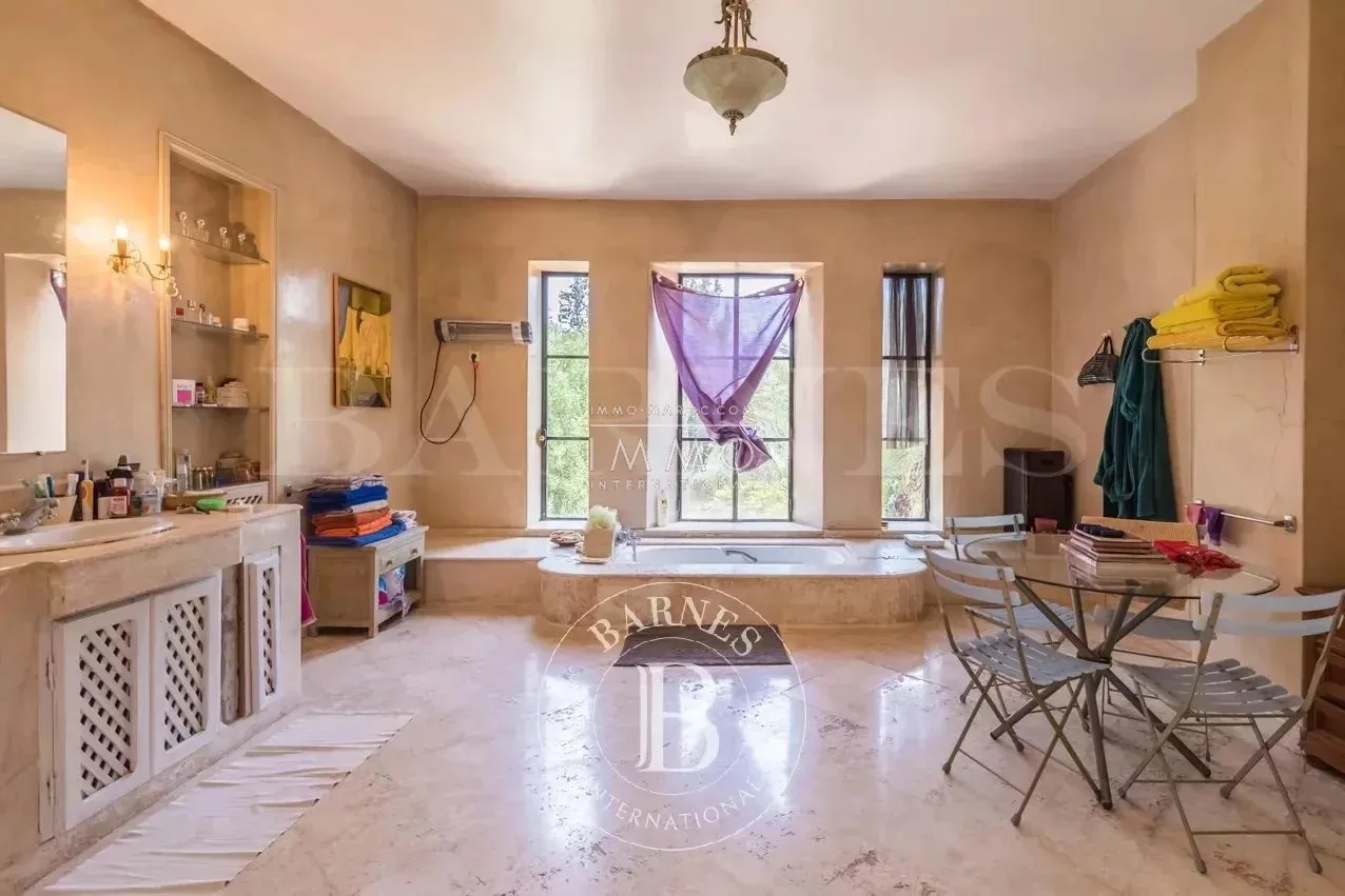 Rare opportunity to acquire an architect-designed villa in the palmeraie, just minutes from the city!