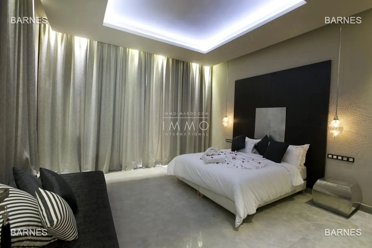 Beautiful property combining moroccan architecture and moroccan decor elements in a sleek modernism. located on a beautiful park of a hectare , it consists of 6 suites and its dependencies, more livab