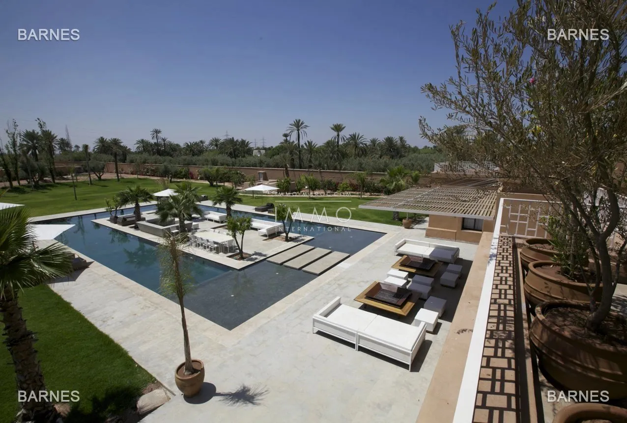 Beautiful property combining moroccan architecture and moroccan decor elements in a sleek modernism. located on a beautiful park of a hectare , it consists of 6 suites and its dependencies, more livab