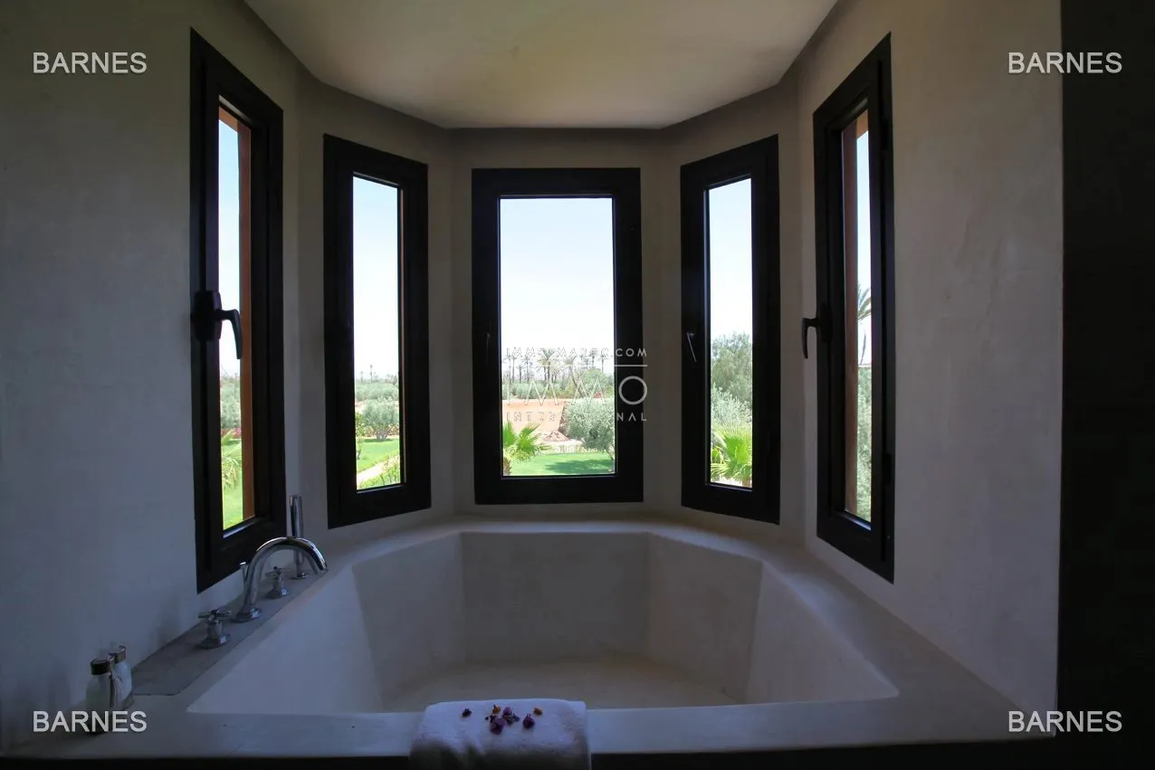 Beautiful property combining moroccan architecture and moroccan decor elements in a sleek modernism. located on a beautiful park of a hectare , it consists of 6 suites and its dependencies, more livab