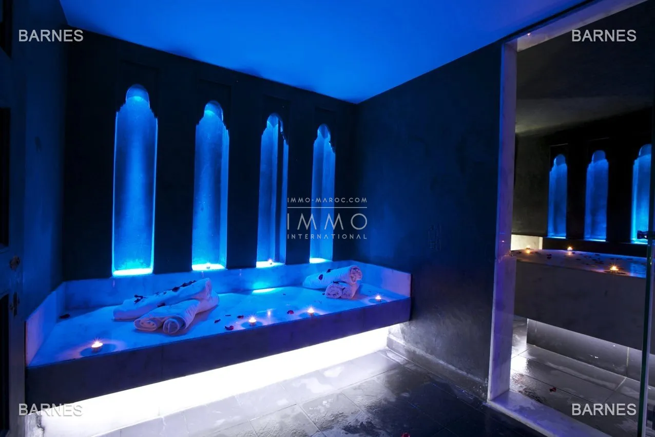 Beautiful property combining moroccan architecture and moroccan decor elements in a sleek modernism. located on a beautiful park of a hectare , it consists of 6 suites and its dependencies, more livab