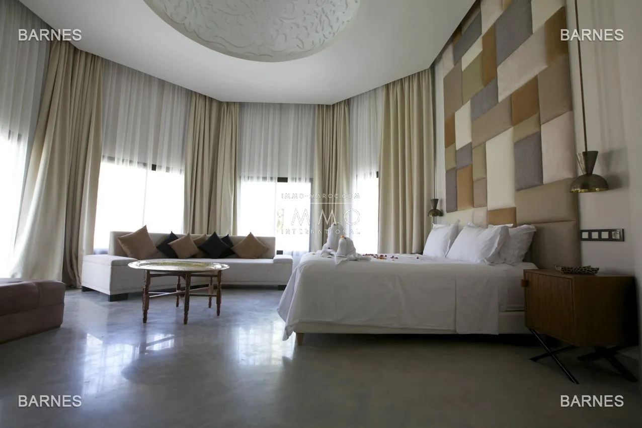 Beautiful property combining moroccan architecture and moroccan decor elements in a sleek modernism. located on a beautiful park of a hectare , it consists of 6 suites and its dependencies, more livab
