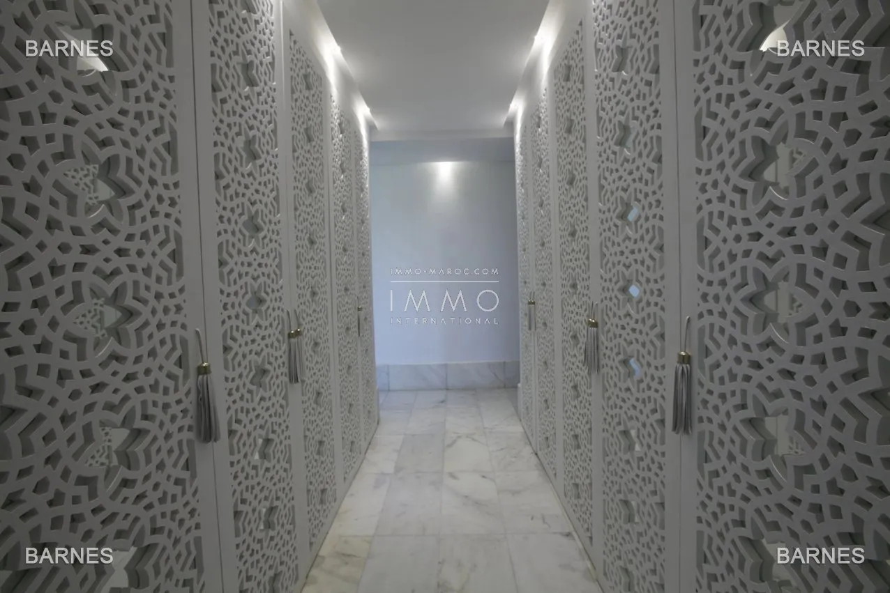 Beautiful property combining moroccan architecture and moroccan decor elements in a sleek modernism. located on a beautiful park of a hectare , it consists of 6 suites and its dependencies, more livab