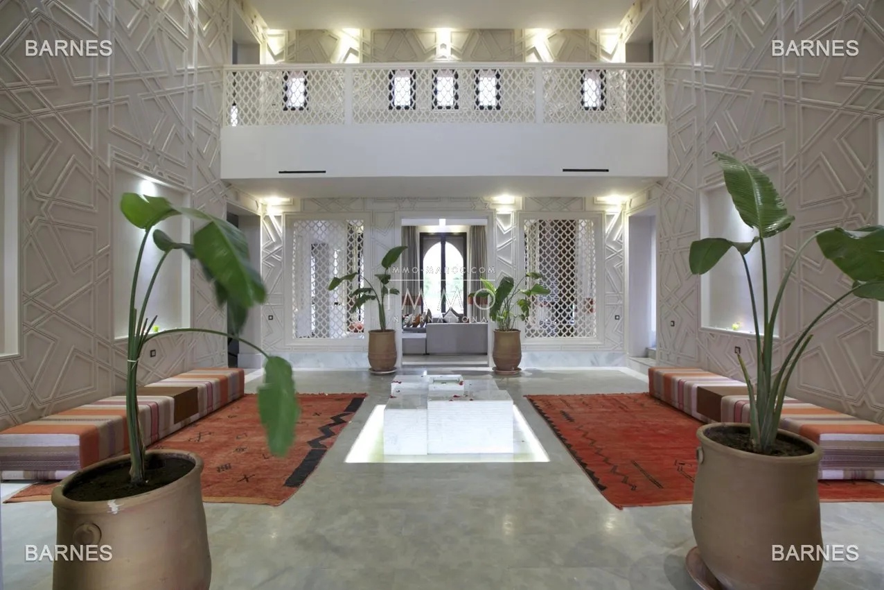 Beautiful property combining moroccan architecture and moroccan decor elements in a sleek modernism. located on a beautiful park of a hectare , it consists of 6 suites and its dependencies, more livab