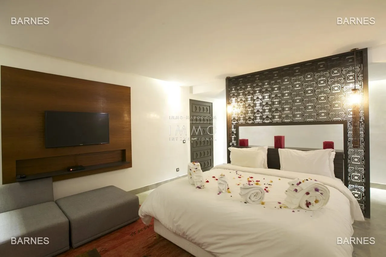 Beautiful property combining moroccan architecture and moroccan decor elements in a sleek modernism. located on a beautiful park of a hectare , it consists of 6 suites and its dependencies, more livab